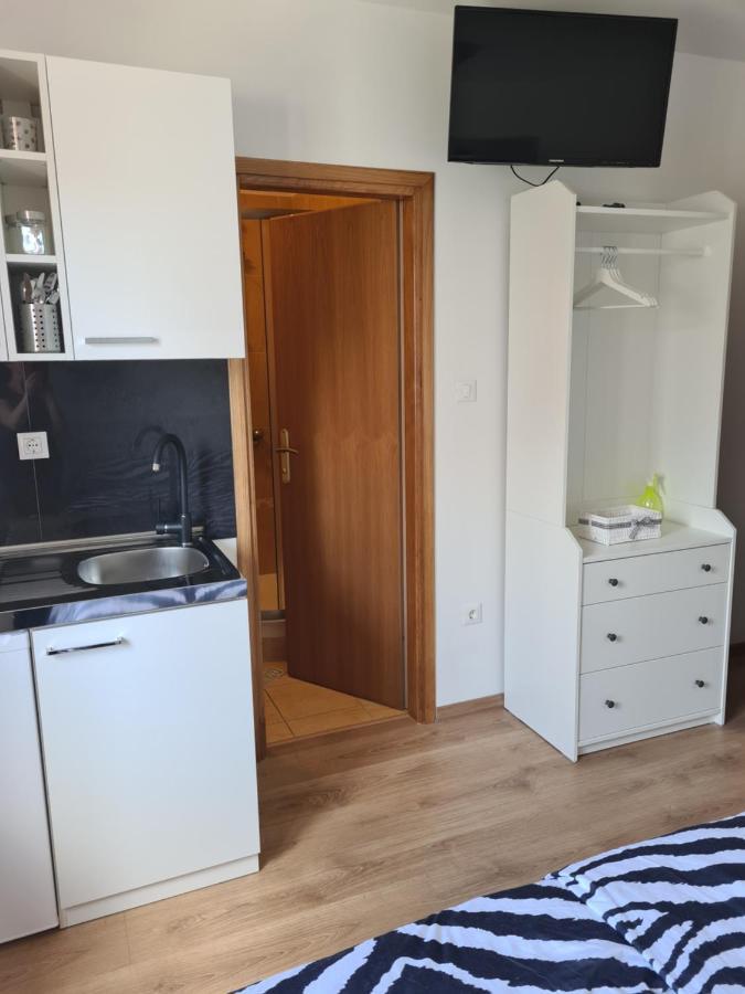 Apartments Petrovic Šilo Buitenkant foto